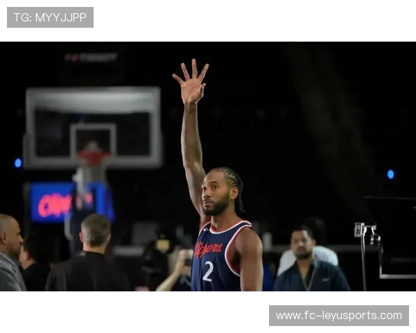 伦纳德压哨上篮稳稳命中,快船主场全场沸腾