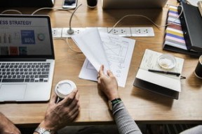 球队管理层推动运营国际化发展战略，球队管理者