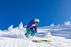 “彭尤蝶泳挑战世界纪录，中国泳坛新力量崛起”