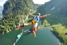 CBA联赛推动媒体合作拓展影响力，cba合作的品牌或者企业