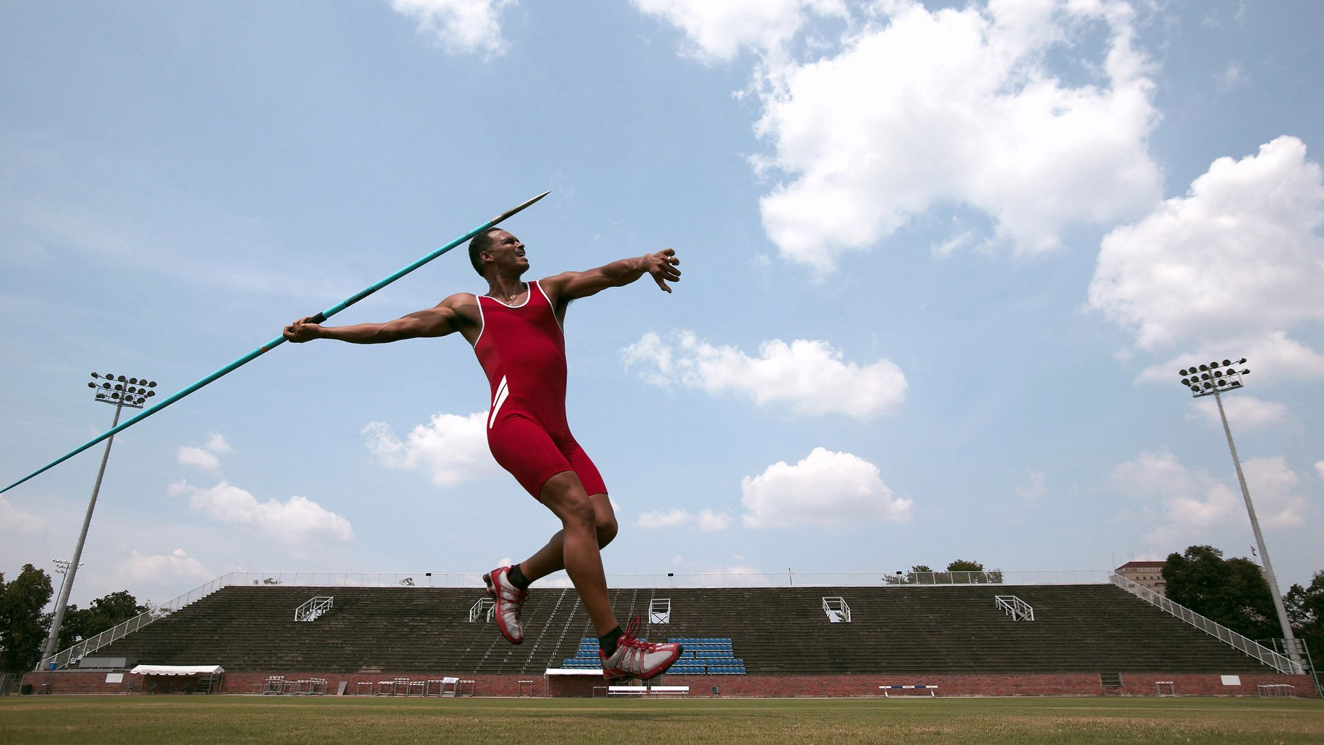 奥康纳通过精准长传撕开对方防线，带来制胜机会